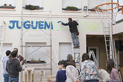 L'AMPA de l'escola Enric Casassas renova el seu pati 